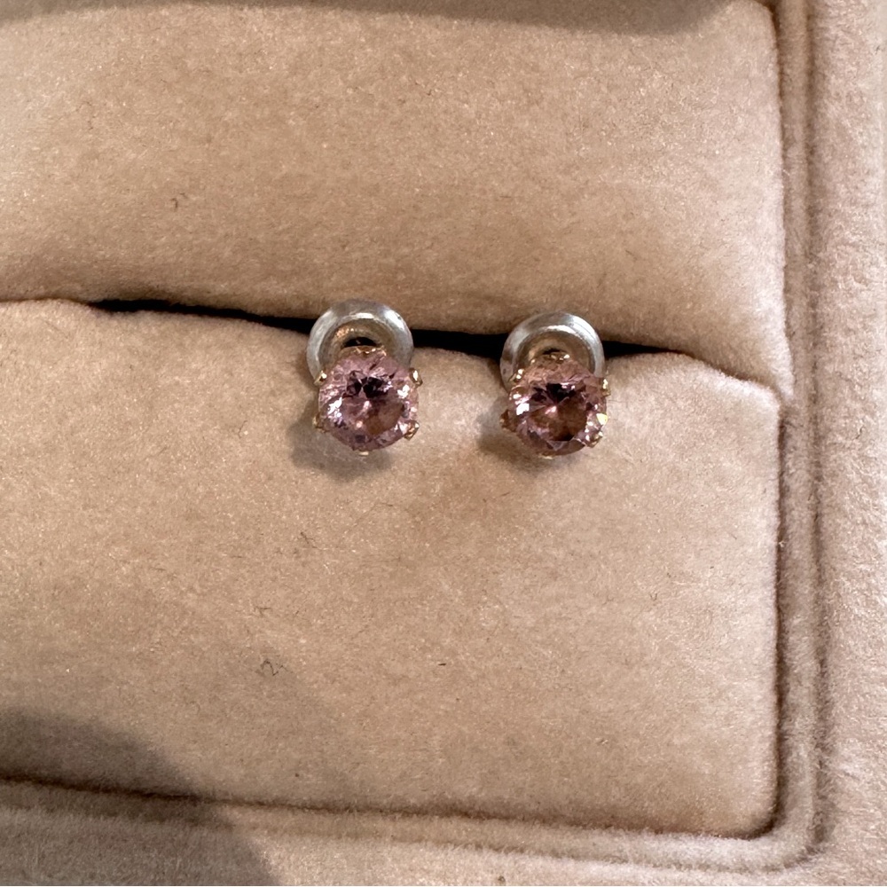🌸✨ Dainty Pink Stud Earrings – Elegant Gold-Tone Sophistication ✨🌸
